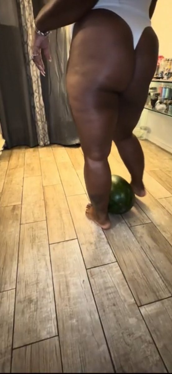 brownsugaislnd's tweet photo. Watermelon Didn’t stand a chance #legsfordays #thickthighs #melonchallenge #watermelonbust https://t.co/RHqOpyF627