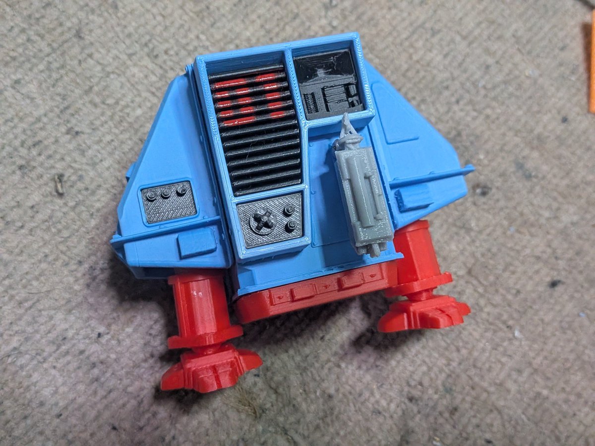 ok2177's tweet photo. サイレントランニングのドローン製作。全面野ナンバー塗装のためのマスキングパーツを作ってみた。マスキングテープほどキレイに塗装出来ないけど多数複製品に塗装することを想定してやってみた。 https://t.co/2IzXh4gD16