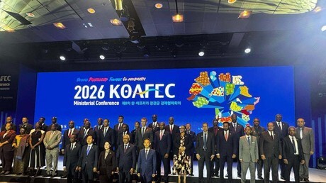 REF_INFO24's tweet photo. Corée du Sud-Afrique : la Banque africaine de développement mise sur les minéraux critiques et l’intelligence artificielle 

La Banque africaine de développement (BAD) a présenté cinq projets régionaux de développement des minéraux critiques à des entreprises et institutions financières sud-coréennes, lors d’un dialogue de haut niveau organisé le 8 septembre à Séoul, en marge de la 8e Conférence ministérielle de la Coopération économique Corée-Afrique (KOAFEC).

Conduite par le président du Groupe de la BAD, Sidi Ould Tah, la rencontre visait à rapprocher le secteur privé coréen des opportunités d’investissement en Afrique, notamment dans les infrastructures, l’énergie, les technologies numériques, l’industrie manufacturière et les chaînes de valeur liées aux ressources minières.

La BAD a insisté sur l’importance des minéraux critiques pour la transition énergétique mondiale et la production de technologies propres. Son président a appelé à dépasser l’exportation brute des matières premières afin de développer davantage leur transformation et leur raffinage sur le continent, avec l’objectif d’y créer davantage d’emplois et de valeur ajoutée.

Les cinq projets présentés couvrent plusieurs régions d’Afrique. La Banque africaine de développement a également détaillé ses mécanismes de garantie, de cofinancement et d’atténuation des risques destinés à faciliter l’investissement privé et à rendre les projets africains plus attractifs pour les investisseurs.

Un partenariat renforcé dans le numérique et l’IA

La coopération entre la Corée du Sud et l’Afrique s’est également renforcée dans le domaine du numérique à l’occasion de la clôture de la conférence, le 11 septembre.

La BAD et Séoul ont signé deux nouveaux accords, dont un mémorandum d’entente portant sur la coopération dans le financement et la préparation de projets et programmes gouvernementaux. Une lettre d’intention concerne par ailleurs la coopération dans l’intelligence artificielle et le numérique.

Les deux parties prévoient notamment la création d’un hub africain consacré à l’intelligence artificielle. Cette plateforme doit permettre de fédérer différentes initiatives, de centraliser les ressources et les projets et de contribuer à la formation de nouveaux talents ainsi qu’au développement des infrastructures numériques.

En contrepartie, la Corée du Sud cherche à sécuriser son accès aux ressources minières africaines nécessaires à ses industries de haute technologie, notamment dans le secteur des semi-conducteurs.

 https://t.co/ke3R3Xnza3