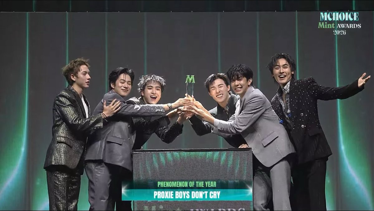 wedtwentyfour's tweet photo. ทุกคนดูนี่สิ > - < ไอพวกอ้วนรับรางวัลแรกครบหกคนแหละ พ้อกสีขี้แงดิว้า ไหนว่านักกีฬามาชิงแชมป์ เอ้าพ้อกสีก้อยังชิมแชมป์ด้วยเหมือนกันหนิ 🏆-🏆 https://t.co/PtZj1jXlsg