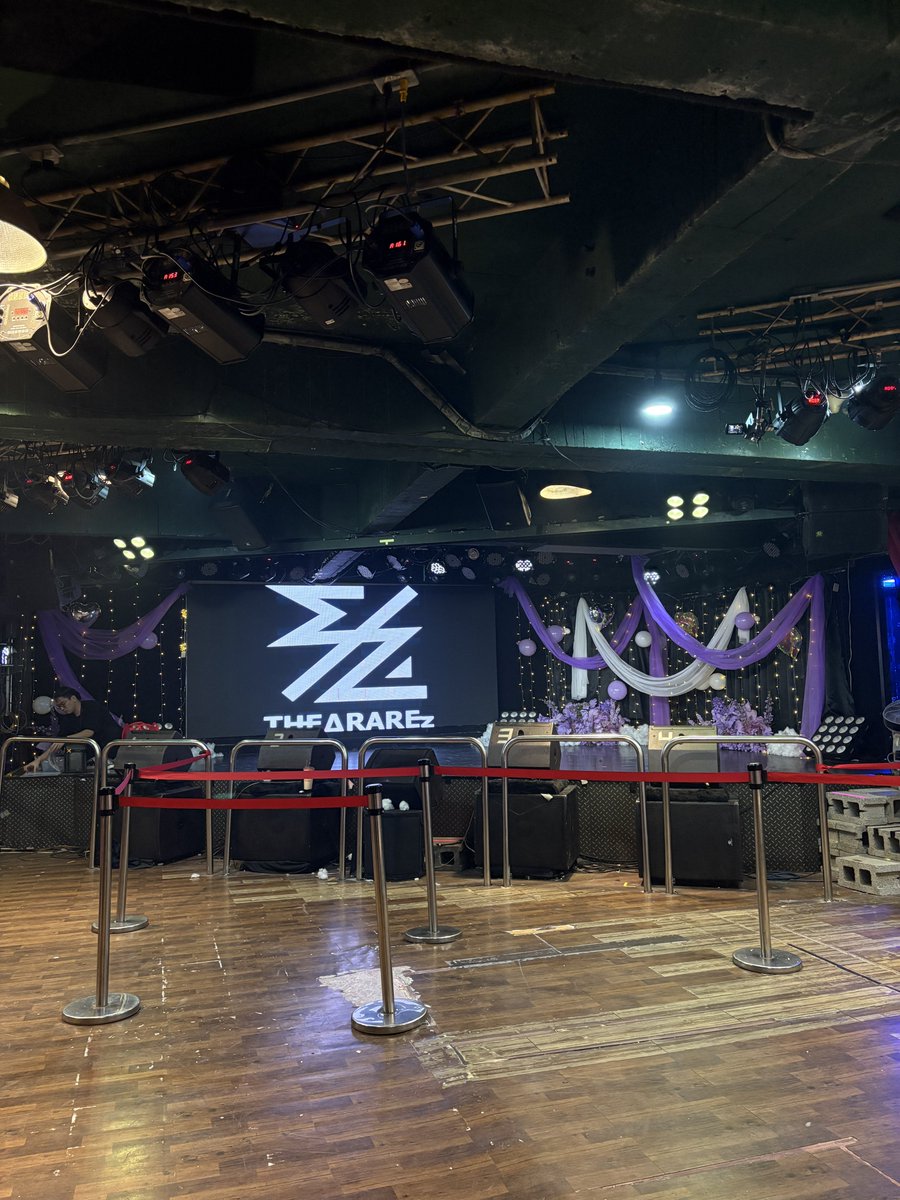ta2non's tweet photo. 台湾のライブアイドル『The△RAREz』のカメラマンさんから今日突然DMが来た。
「あなたが台湾に居ると知って連絡した。今日の夜ライブを見に来ませんか？今日はメンバーの生誕ライブです」とお誘いだった。

ちょっと離れた場所で撮影していたので、その合間を縫って駆けつけさせて貰った。

ちょうどMC中でサプライズのBDケーキが登場しみんなでお祝いした。僕はひたすら拍手と手拍子笑

こうやって推しを愛する気持ち、推す気持ちはどの国でも共通なんだなって思って幸せな気持ちになった🫶

素敵なライブを見せてくれてありがとうございました！