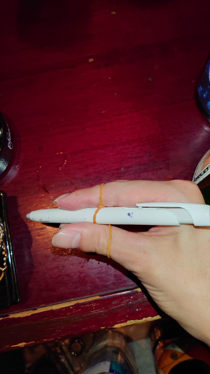 SawaSuzu's tweet photo. コレも輪ゴム。
子供にキレイにペンを持たせるライフハック。
指が曲がらなくなってきた今コレで少し字がキレイに書ける
#遠位型ミオパチー
#GNEミオパチー
#難病
#ミオパチー
#アセノベル https://t.co/cvawSRgwHa