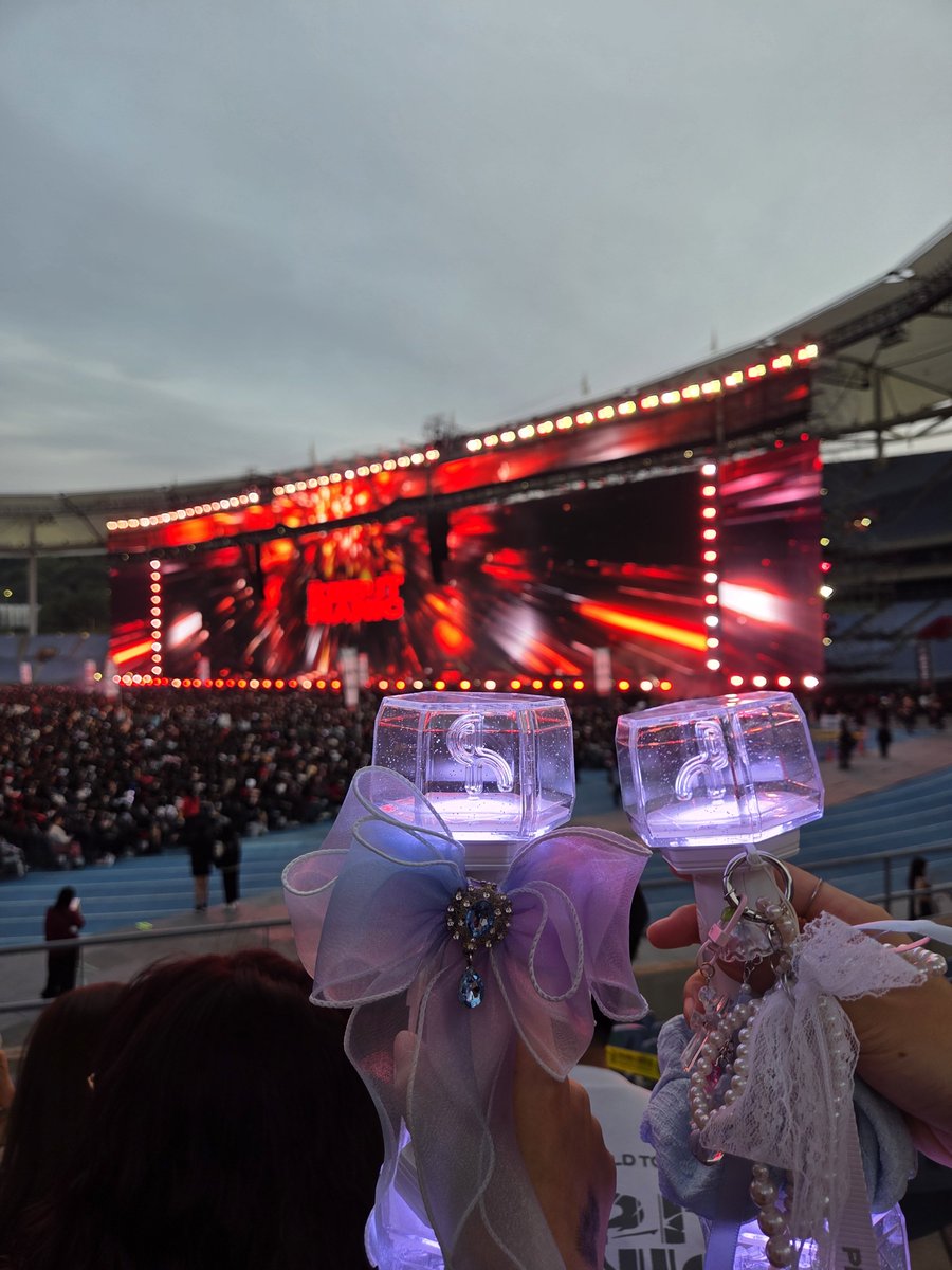 hblueww's tweet photo. 진짜루 행복했다💙💜💗♥️🖤 https://t.co/ILjhaE0LqT