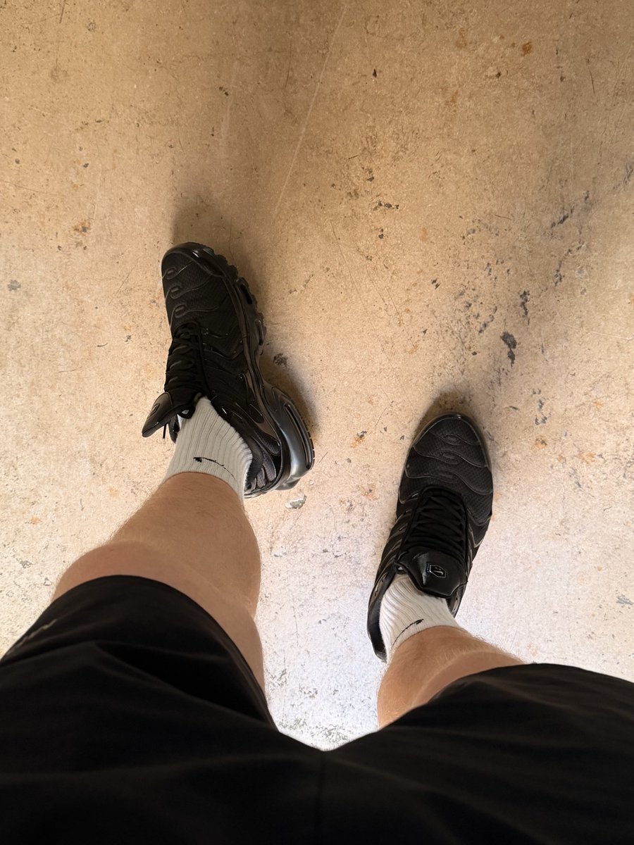 MASTERSEN75's tweet photo. Envie de démonter de la chienne à fric 💵

#footfetısh #cashmaster #paypig #findom #moneyslave #findommale #kiffeur #bulge #scallylads #tracksuit #footfetısh https://t.co/sWDHXnFNoB