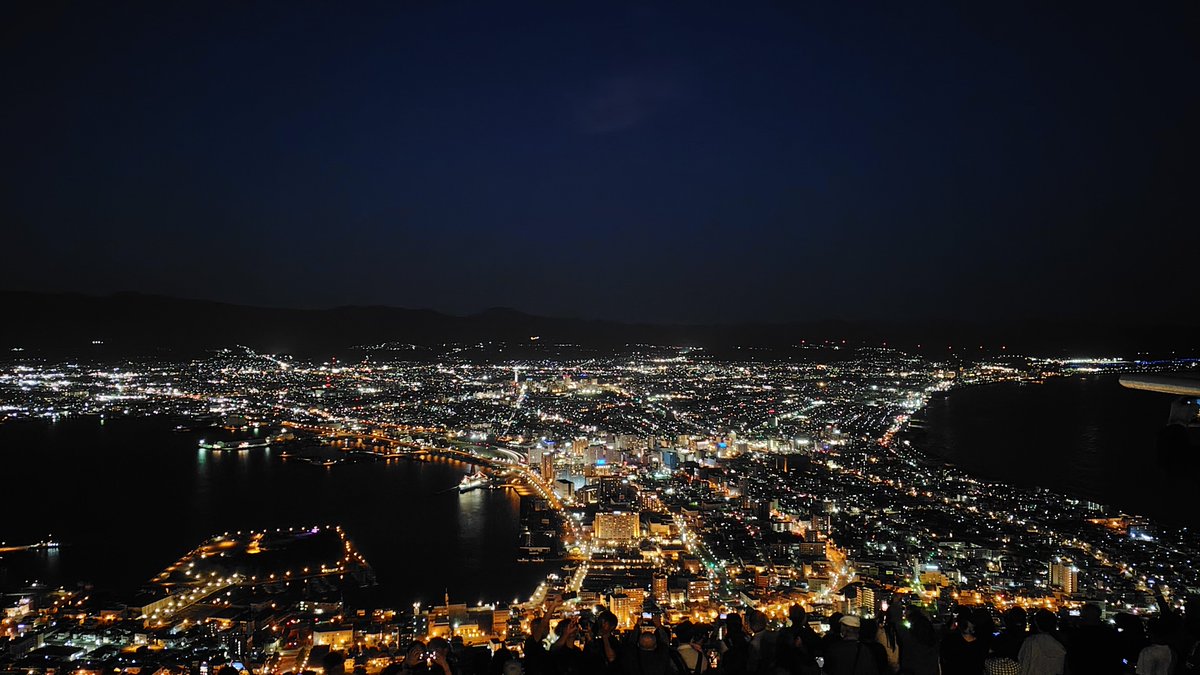 chiharu6142's tweet photo. 函館観光の最後はやっぱりこれよ！
駅前でバス乗るの20分並んで、夜景撮るの30分並んで、帰りのバス乗るの30分並んで、立ち乗り30分。 
函館山って毎回そう。
ロープウェーで行った時も大変だった。
そうしてでも行く価値のある素晴らしい夜景だけど、空いてる日はあるのかな？

疲れて眠い、寝よう。 https://t.co/nXPHGdERhC