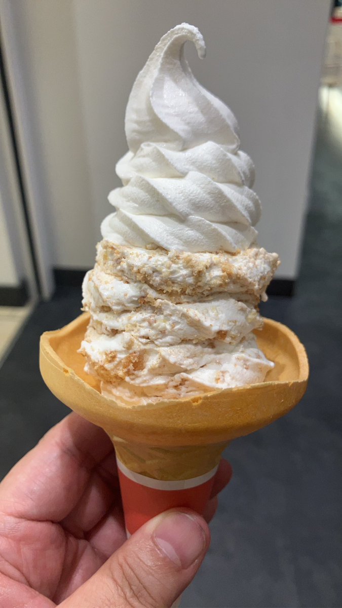 aruchar13's tweet photo. 久しぶりの鎌倉。
豊島屋のソフトクリーム、めちゃうまでした。

鎌倉といえば数年前の12月に来たっけね。とても悲しい夜でした。

今でもあなたの歌を口ずさむし、我が家では話題にあがります。
天国でもギターを弾いて得意な料理作ってますか？
会いたいよ。歌声聴きたいよ。 https://t.co/2ERcoK5YaQ