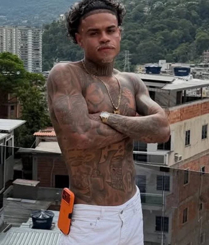 poponze's tweet photo. MC Cabelinho comentou desejo de cantar no Palco Mundo do Rock in Rio:

“Nós tem potencial pro bagulho. Nós tá aguardando convite pra Palco Mundo, tá ligado? Já é que o Palco Favela é maneiro mas também não é por causa que é Palco Favela tem que botar só favelado lá também não.” https://t.co/uGPLb8qDOn