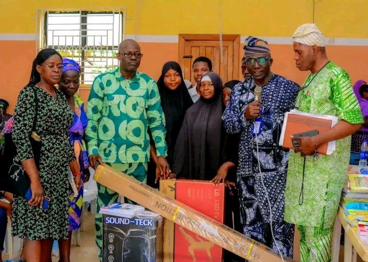 Graceworldmpire's tweet photo. GANGARIA 2.0 ✅
INVESTING IN EDUCATION 📚
Aug 2024: Hon. Gangaria distributed learning materials computers, projectors, UTME/SSCE materials, textbooks &amp; more to 15 schools across the constituency. Because quality education builds the future.
#GangariaTill2031 #Education #Accord https://t.co/NwxSEAD4l0