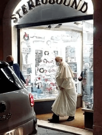 JoelFanMusic's tweet photo. Is the CD making a comeback? Sales jumped over 58% this year. Vinyl revenue is up 18%.

Streaming revenue is the largest by far, but has a streaming fatigue has set in?

Even the Pope was seen buying a LP!

The tide might finally be turning. About time, too.

#weekend #goodvibes https://t.co/0sRZNbqHSm