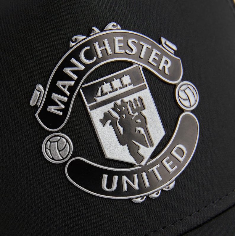 FrankEra_'s tweet photo. 🚨😮‍💨 | NEW:

Manchester United will release a black third kit for the 2027/28 season AND a special blacked-out version of their home shirt.

[@Footy_Headlines] https://t.co/sn8zNCjUZ7