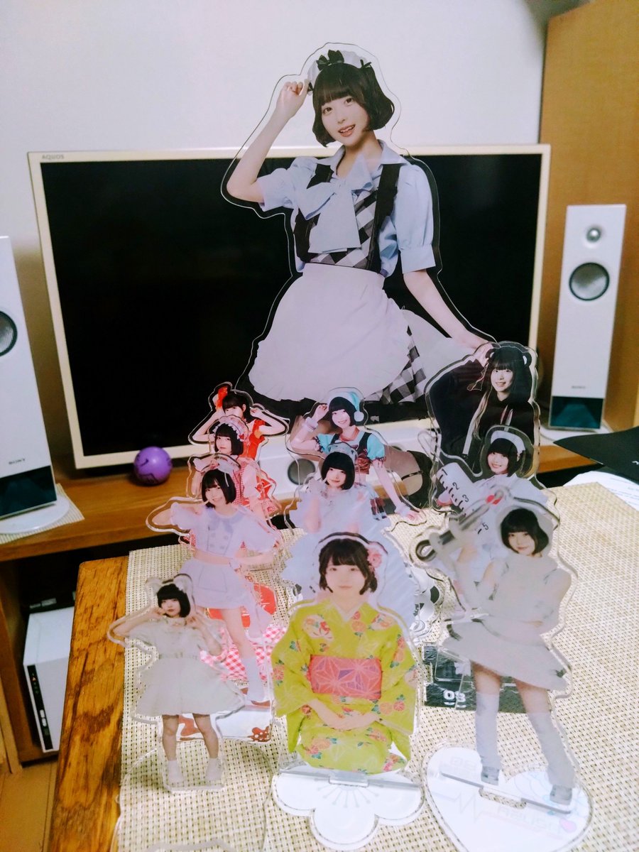 Yo_Shi_Ha_Ru_'s tweet photo. BIGアクスタ、大きすぎてラスボスみたいになっている。
#あずあずと通信交換 https://t.co/FXvAcoLu77