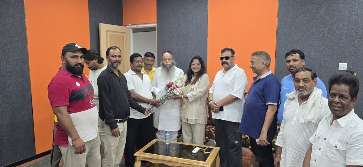 DrRohinighavari's tweet photo. आज गुरुग्राम हरियाणा में कई दिनों से हड़ताल पर बैठे सफ़ाईकर्मियों से मुलाक़ात की उनकी समस्या सुनी !! 

कल मैंने फ़ोन पर विपुल गोयल हरियाणा मंत्री से फ़ोन पर बात की जिसमे उन्होंने कहा की सरकार ने सफ़ाईकर्मियों की सभी मांगे मान ली है !!!

लेकिन सरकार ने अगर किसी भी प्रकार का धोखा सफ़ाईकर्मियों को दिया तो अबकी बार करोड़ों सफ़ाईकर्मी दिल्ली में बड़ा आंदोलन करेंगे !! 

मैं हर कदम पर अपने वाल्मीकि परिवार के साथ हूँ !! 

#Jaivalmiki