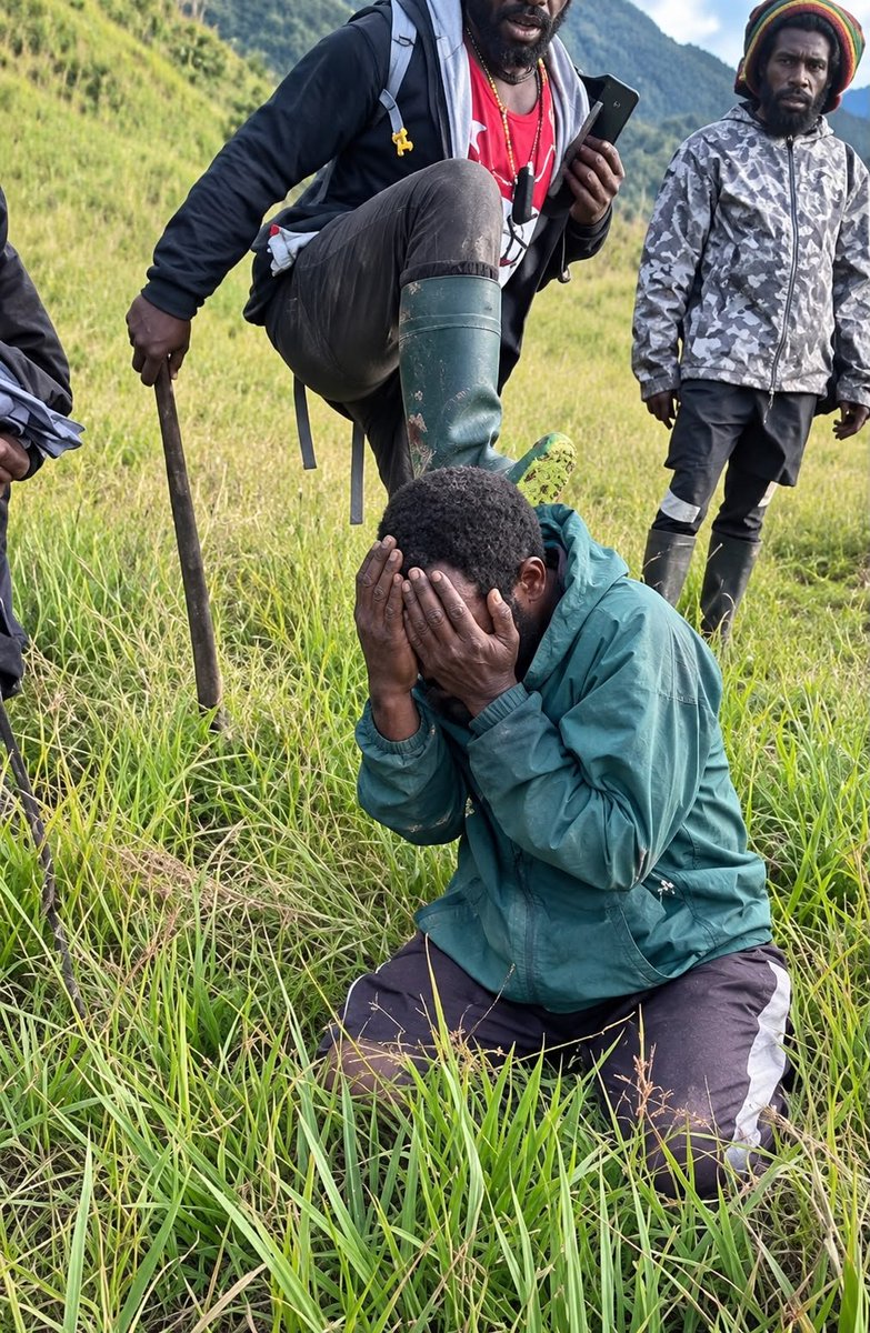 Papuadarkside's tweet photo. Warga sipil di Gome Utara, Puncak, disebut diintimidasi dan diancam setelah dituduh mata-mata hanya karena mendapat tumpangan kendaraan aparat. Dugaan kekerasan terhadap warga sipil harus diusut secara objektif.

Selengkapnya: https://t.co/2j2w9Vr8op

#Papua #PapuaDarkside https://t.co/sHzAp3Efoz