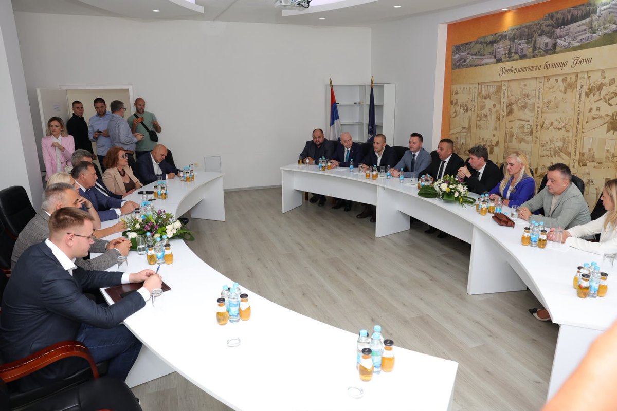 MiloradDodik's tweet photo. Поносан сам на све што смо урадили у Фочи. Универзитетска болница заслужује да постане универзитетски клинички центар и да по квалитету и опремљености парира УКЦ-у у Бањалуци.

Важно је да овдје имамо све што је потребно, да људи не морају да се транспортују и лијече на другим дестинацијама. Зато ћемо обезбиједити и најмодернију опрему за болницу и студенте медицине.

Без болнице и два факултета, Фоча данас не би била оно што јесте. Сљедећи велики задатак је да Фочу брзом цестом повежемо са Источним Сарајевом и трајно ријешимо питање путне комуникације.