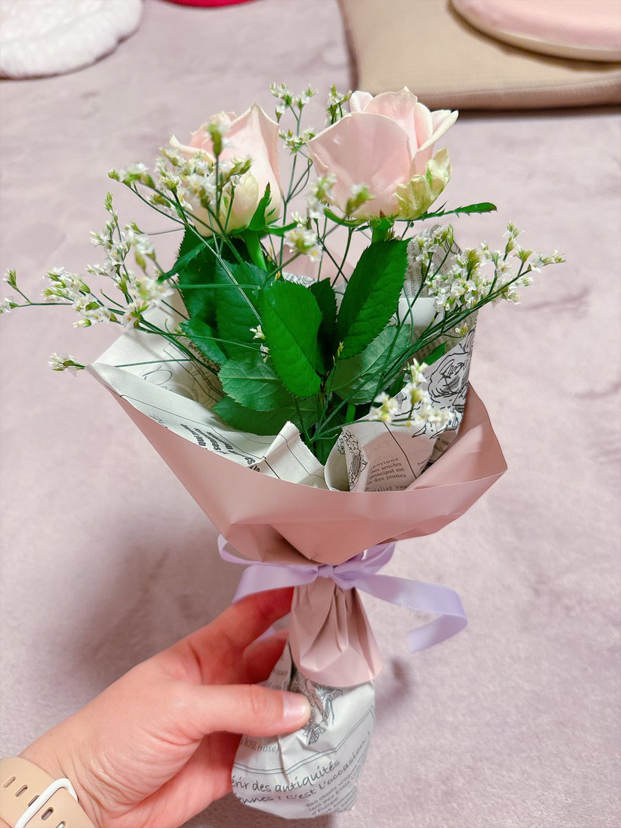 okeiv_v's tweet photo. お花の打ち合わせしたらお花くれた😭 https://t.co/n0rFCqkFhg