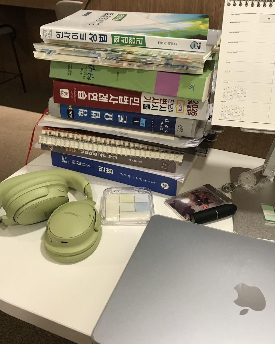eomnonly's tweet photo. 시차적응과 함께하는 나의 열한번째 개강 🫪 https://t.co/RgGxPD7fI9
