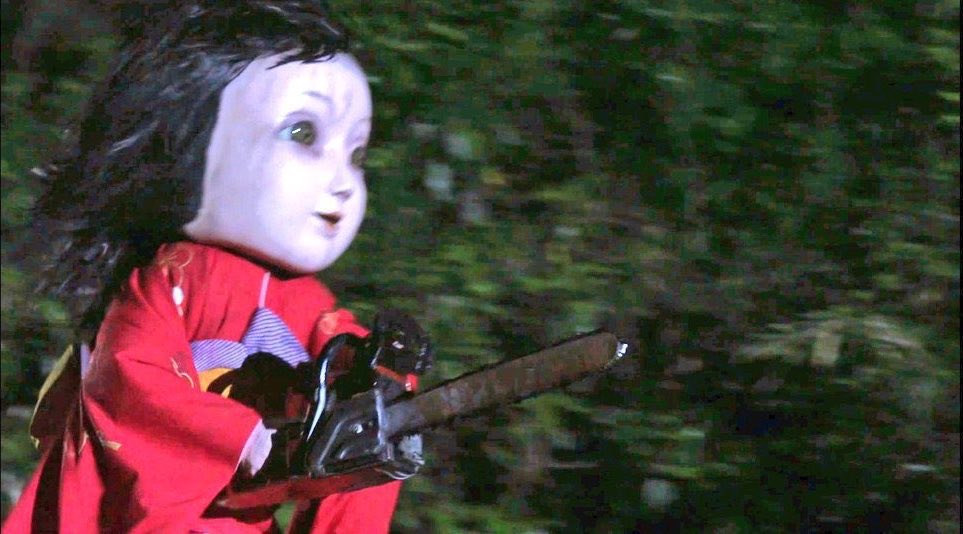 YUI3MOV's tweet photo. バカデカい市松人形がチェーンソーなどの物理で殴ってくる奇妙なホラー映画があるんですよ。

アマプラで見れる『恐怖人形』って言うんですけど…。 https://t.co/NtJY7Qyvf5