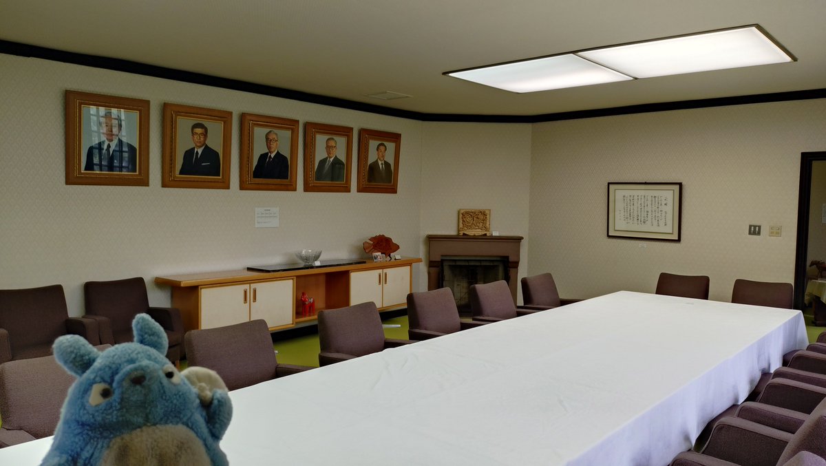 teppentotoro's tweet photo. 【知事公館】

近代美術館のとなりの広い森の中にある #知事公館 🌳

1936年に三井財閥の迎賓館として建てられたもので、昭和の中頃からは、北海道知事が来賓をもてなす行事などに使われてきました。

一応現役の庁��なので、平日しか開いていませんが、無料で内部を見学することができます。

#札幌 https://t.co/8ifZ7wi3av