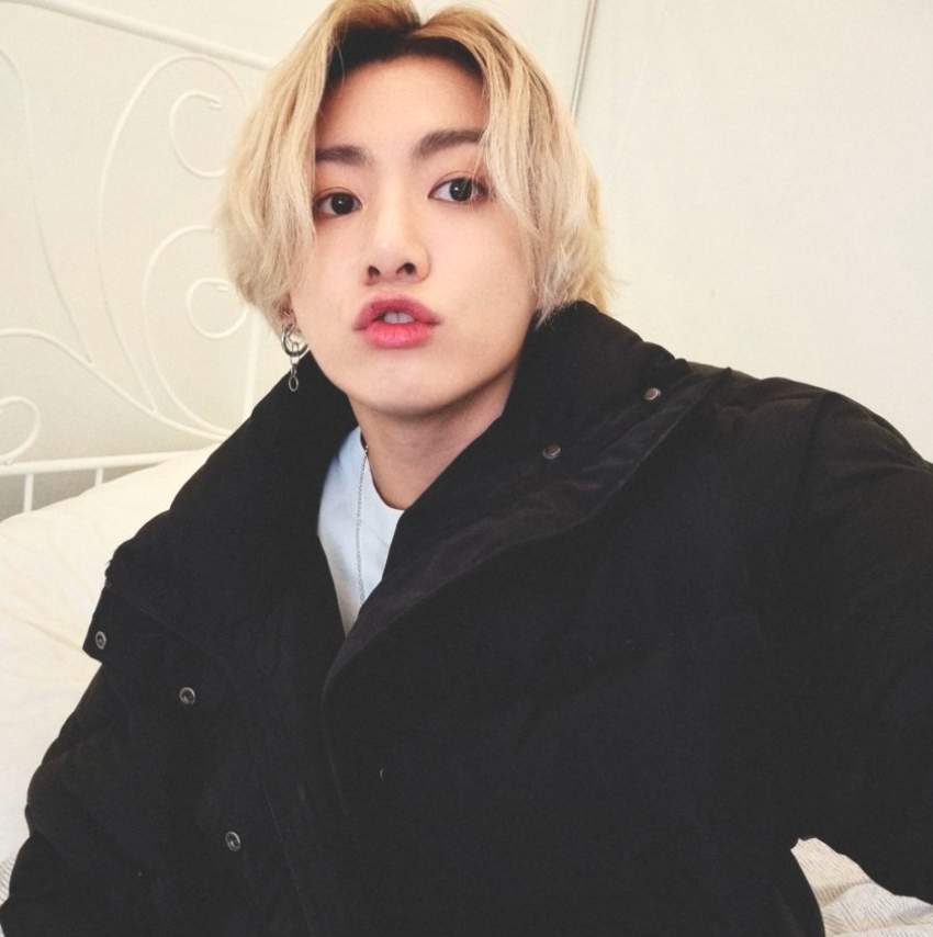 AboutMusicYT's tweet photo. Back in 2021, Jungkook sent the internet into a frenzy after sharing a photo of himself with blonde hair. The post surpassed 1 million likes in just 58 minutes and remains the most liked tweet by a musician. https://t.co/GFgZe1QMAy