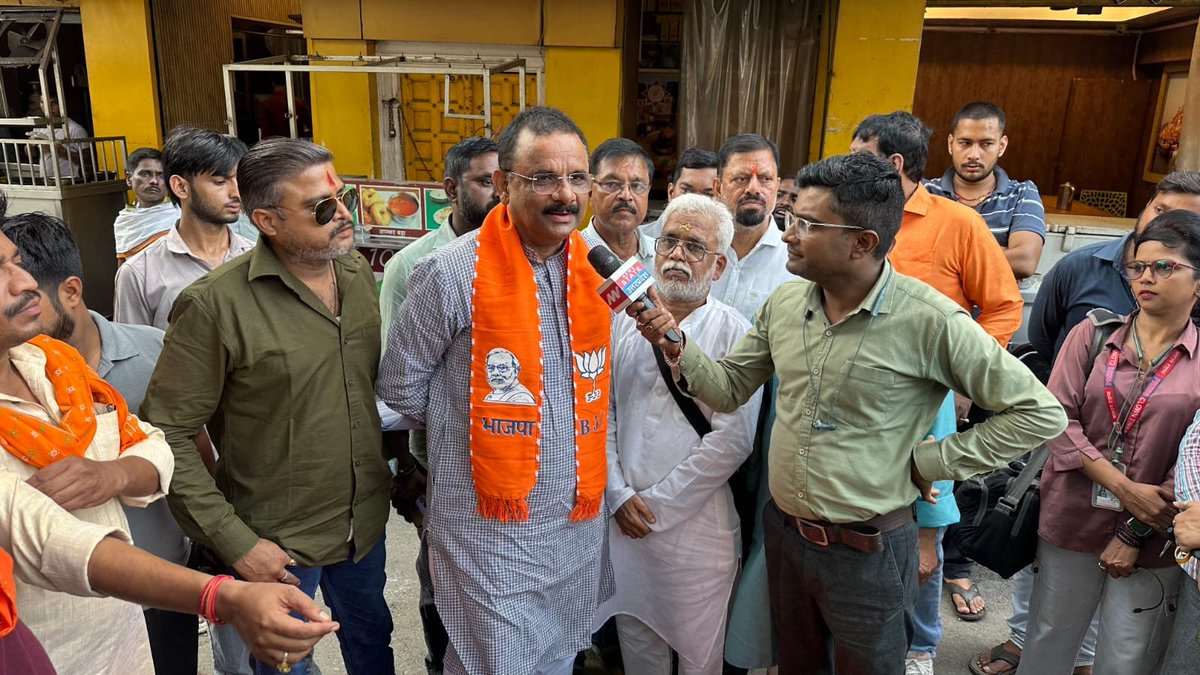 ashoktiwaribjp's tweet photo. शिवाला क्षेत्र में जलभराव की शिकायतों के बीच नगर निगम एवं जलकल विभाग की टीमों द्वारा सीवर लाइनों की सफाई के दौरान मुख्य सीवर लाइन के भीतर बालू से भरी बोरियां, लकड़ी का बुरादा, पत्थर एवं प्लाई ठूंसी हुई मिली। अकेले शिवाला क्षेत्र से करीब 12 बोरी बालू निकाली गई।

मुख्य सीवर लाइन को जानबूझकर जाम कर गलियों में सीवर ओवरफ्लो कराने का यह कृत्य अत्यंत गंभीर है। मामले में भेलूपुर थाने में अज्ञात अराजक तत्वों के विरुद्ध FIR दर्ज कराने हेतु तहरीर दी गई है। CCTV फुटेज के माध्यम से दोषियों की पहचान कर उनके खिलाफ कठोर कानूनी कार्रवाई सुनिश्चित की जाएगी।

मैं स्पष्ट करना चाहता हूं—काशी की स्वच्छता, उसकी साख और करोड़ों नागरिकों की सुविधाओं से खिलवाड़ किसी भी कीमत पर बर्दाश्त नहीं किया जाएगा। नगर निगम की टीमें दिन-रात जलभराव के समाधान में जुटी हैं और भ्रामक प्रचार के बजाय हम धरातल पर काम करने में विश्वास रखते हैं।

काशीवासियों से अपील है—ऐसी किसी भी गतिविधि की जानकारी मिलते ही प्रशासन को सूचित करें। काशी की स्वच्छता और गरिमा हम सबकी साझा जिम्मेदारी है।