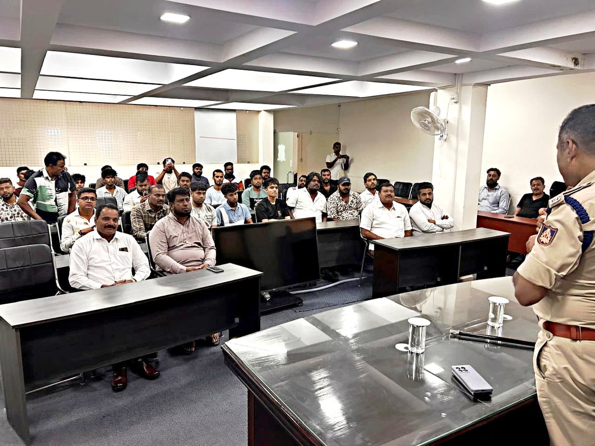 acpjayanagar's tweet photo. ಬೆಂಗಳೂರು ನಗರ ದಕ್ಷಿಣ ವಿಭಾಗದ ಕಛೇರಿಯ ಕದಂಬ ಸಭಾಂಗಣದಲ್ಲಿ ಗಣೇಶ ಹಬ್ಬದ ಆಚರಣೆ ಹಾಗೂ ವಿಸರ್ಜನಾ ಮೆರವಣಿಗೆಗಳ ಹಿನ್ನೆಲೆಯಲ್ಲಿ  ಸರ್ವ ಧರ್ಮಗಳ ಮುಖಂಡರುಗಳೊಂದಿಗೆ ಪೂರ್ವಭಾವಿ ಸೌಹಾರ್ಧ ಸಭೆ ನಡೆಸಿ, ಗಣೇಶ ಹಬ್ಬವನ್ನು ಯಾವುದೇ ಅಡೆತಡೆಯಿಲ್ಲದೆ, ಶಾಂತಿ, ಸೌಹಾರ್ಧತೆ ಹಾಗೂ ಸುರಕ್ಷತೆಯಿಂದ ಆಚರಿಸುವ ನಿಟ್ಟಿನಲ್ಲಿ ಸಮಾಲೋಚನೆ ನಡೆಸಲಾಯಿತು. https://t.co/vobQt6dyEC