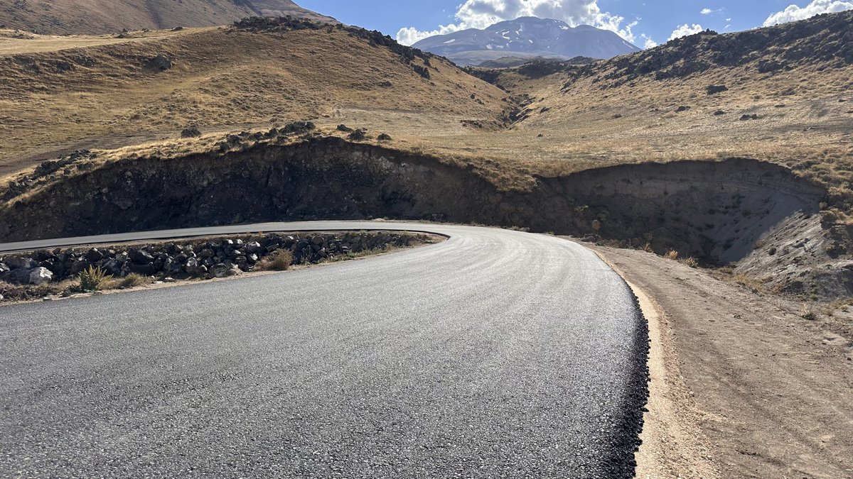 Akpartipatnos04's tweet photo. 📍 Armutlu Köyü

Armutlu Köyümüzde devam eden yol ve asfalt çalışmalarını yerinde inceleyerek hemşehrilerimizle bir araya geldik.

Milletvekilimiz Sayın Ruken Kilerci’nin destekleriyle sürdürülen çalışmaları yakından takip ediyoruz. Köyümüze hayırlı olsun. https://t.co/v3ssgy2h7i