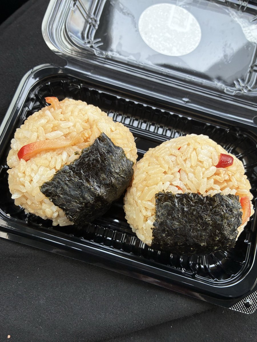 Shu83713478's tweet photo. ホッキめし【福島県】

ほっき飯は、福島県などで親しまれる郷土料理😁
新鮮なほっき貝を醤油や酒などで煮て、その旨みが溶け込んだ煮汁でご飯を炊いきます！
貝の甘みと濃厚な旨みを存分に味わえる、海の幸たっぷりの炊き込みご飯です。
今回はおにぎりで！
よかったら是非😁 https://t.co/qGbeuVuJuV