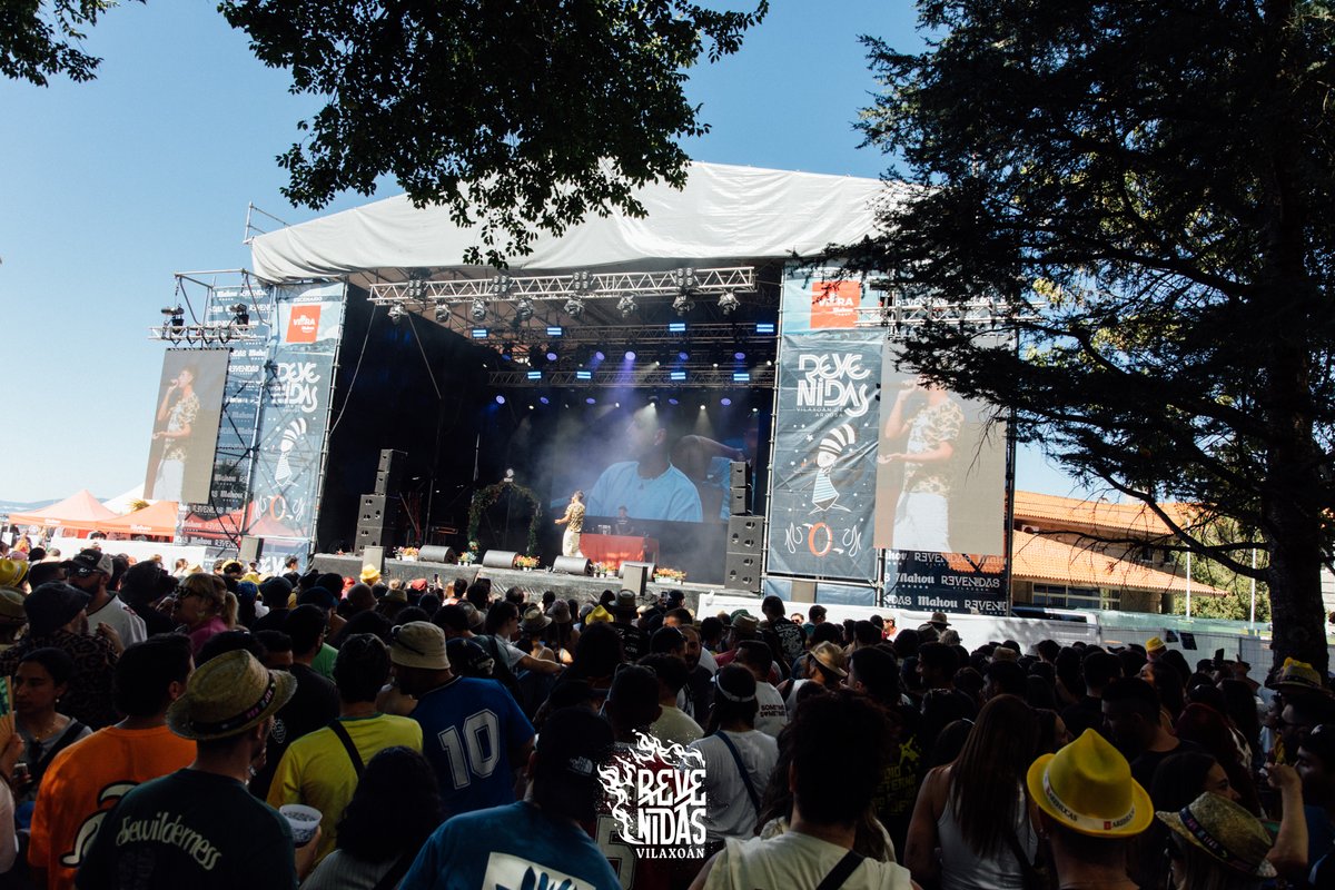 Revenidas's tweet photo. Artista emerxente, sensación deste ano e cantando en galego. @9louro non podía faltar no #Revenidas2026 💐🎶

📸 @bycandelalora 

#FestivalGaliza #Revenidas #9Louro #músicaengalego https://t.co/PA4fBhsvyp