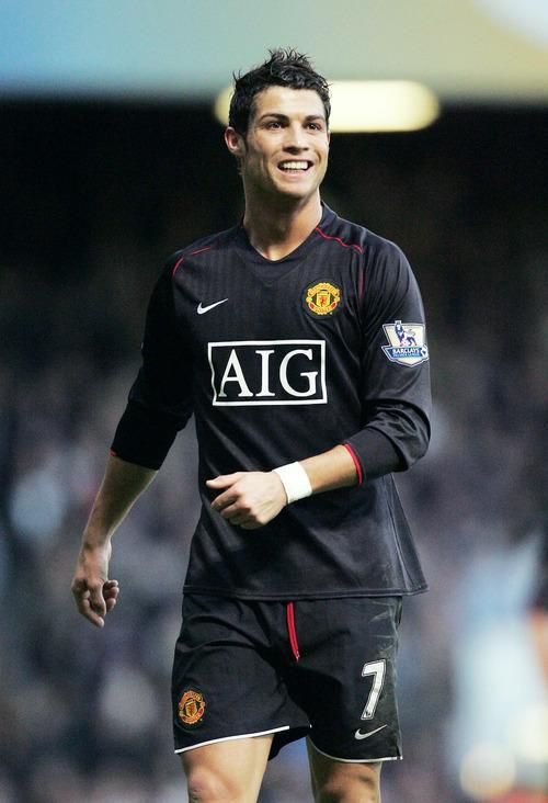 UtdForever7's tweet photo. 🚨NEW: Manchester United will release a black THIRD KIT for the 2027/28 season and a special BLACKED-OUT version of their HOME shirt. #MUFC [@Footy_Headlines] https://t.co/d8gVk5mPc8