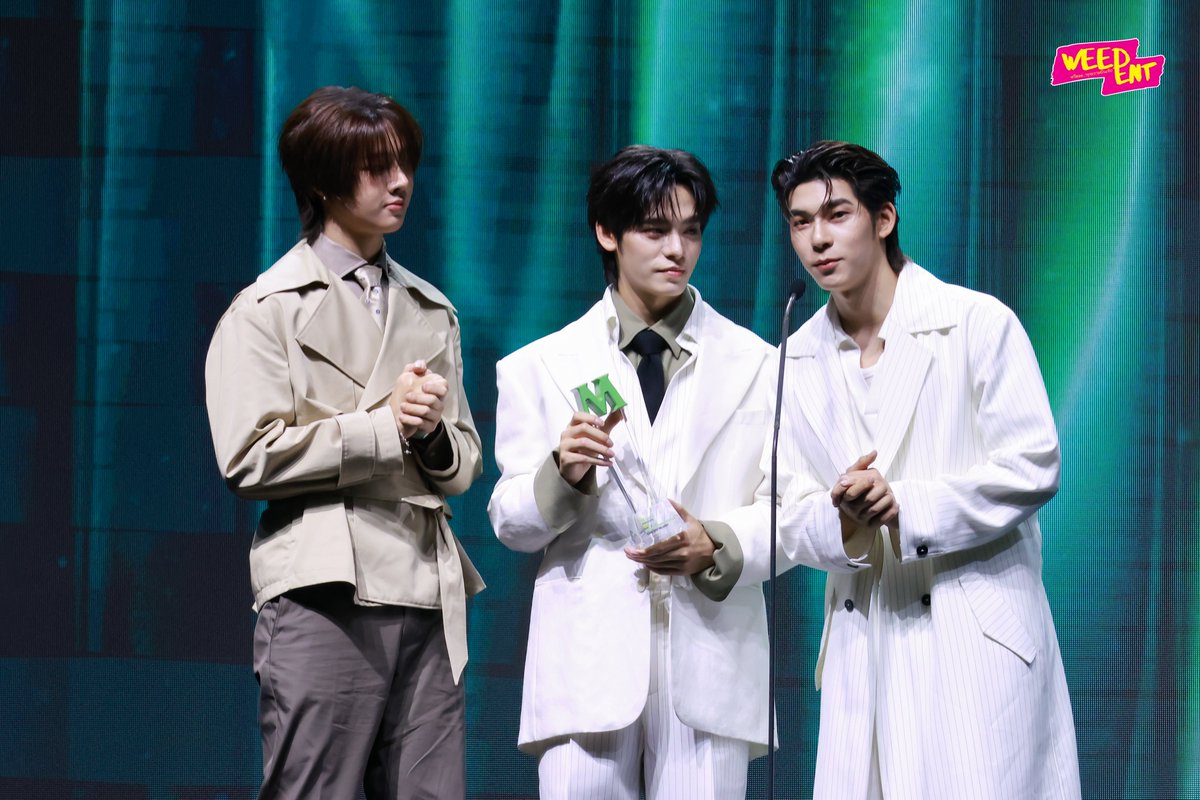 WEED_ENT's tweet photo. ขอแสดงความยินดีกับ " ตี๋ตี๋ - ป๋อ และทีมงานจากซีรีส์เรื่อง  #DuangWithYouSeries " รได้รับรางวัล รายการบันเทิงยอดเยี่ยมแห่งปีในงาน "MCHOICE & MINT AWARDS 2026" ✨

TTP AT MCHOICE 2026
#ตี๋ตี๋ป๋อมิ้นท์อวอร์ด2026
#twnpich #porsuppakarn
#MchoiceMintAwards2026
#MchoiceMintatICONSIAM
#MintAwards2026