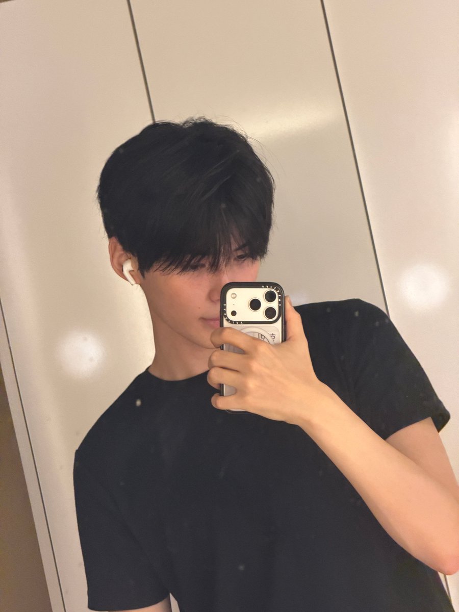 bin0613h's tweet photo. 에어팟 집 찾고 주먹사진 찍었을 생각하니까 넘ㄱㅇㅇ https://t.co/nYSYobMvC6