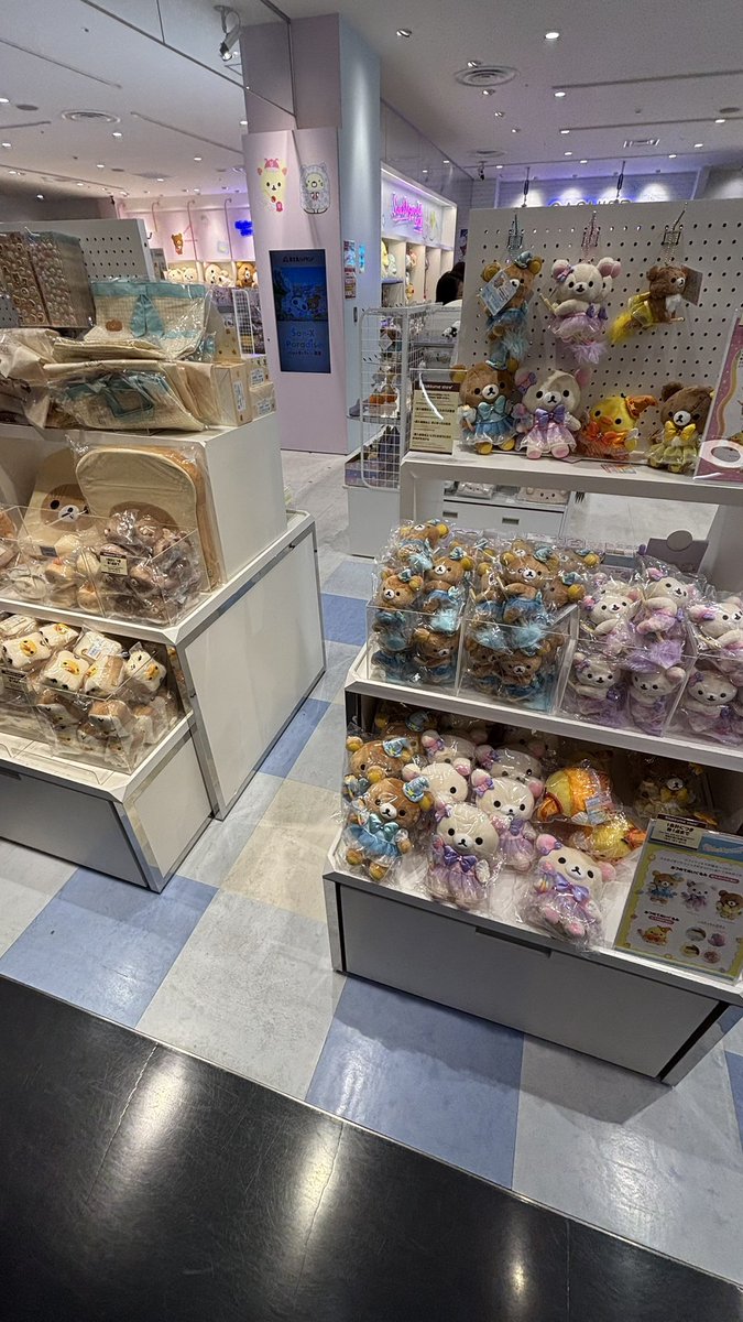 ChairoiOoguma's tweet photo. つづいて心斎橋のリラックマストアにもお邪魔しまして、梅田で売り切れていたランダム店長めじるしチャームゲット！
くまったい店長がいちばん欲しかったんだけど全員かわいいのでOKです！ https://t.co/Z4Kjw1PF4p