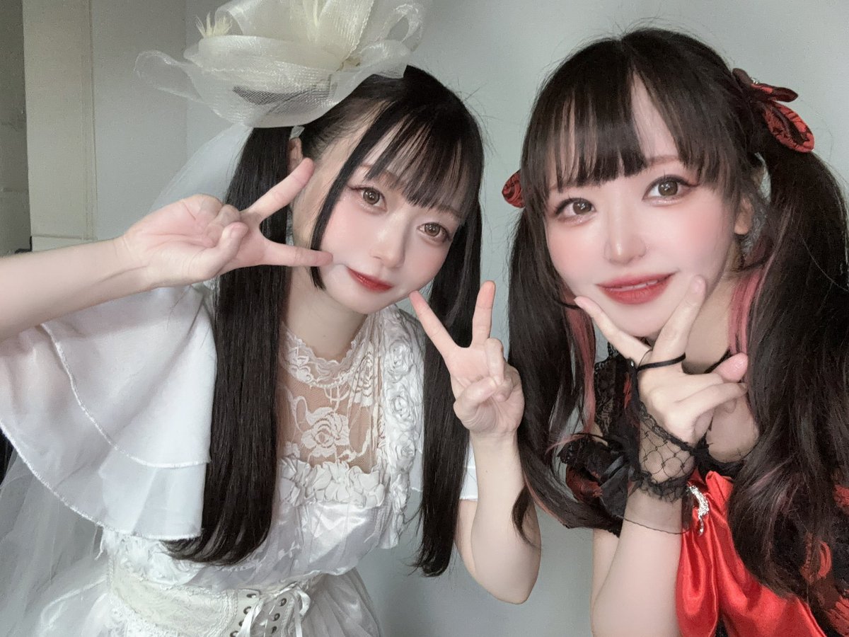AinoKana's tweet photo. 池袋comfy
まりもちゃんプレゼンツ
藤岡まりも×みちゅのりんご×愛野可奈
プチスリーマンライブ
ありがとうございました✨️

まりもちゃんに久しぶりに会えたり、ずっとまりもちゃんがプチスリーマン企画してるのXで見ててやっと呼んでいただけたり、この3人での激レアなスリーマンだったり、とてもエモい🫶とても楽しかったー✨️

まりもちゃんが本数少なくなっても変わらずライブしてくれてるの尊すぎる✨️
MCで会いたかったら呼べばいいんだって言ってくれて会いたいと思ってくれたのがめっちゃ嬉しい😭

今日はスリーマンなので新衣装着てきたよっ！✨️いかがでしたか？

セトリにもまりもちゃんが好きと言ってくれたAinsel入れてきた💪

楽しんでくれましたか？

スリーマンライブ駆けつけてくれてありがとう🥺🫶