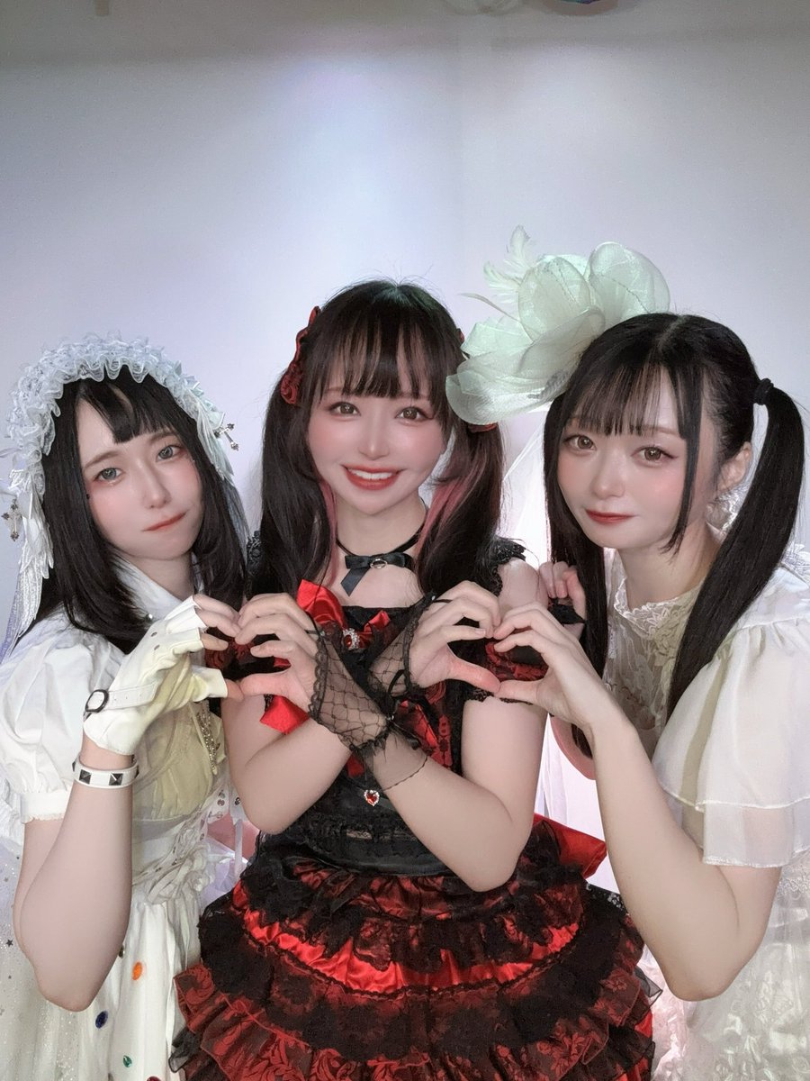 AinoKana's tweet photo. 池袋comfy
まりもちゃんプレゼンツ
藤岡まりも×みちゅのりんご×愛野可奈
プチスリーマンライブ
ありがとうございました✨️

まりもちゃんに久しぶりに会えたり、ずっとまりもちゃんがプチスリーマン企画してるのXで見ててやっと呼んでいただけたり、この3人での激レアなスリーマンだったり、とてもエモい🫶とても楽しかったー✨️

まりもちゃんが本数少なくなっても変わらずライブしてくれてるの尊すぎる✨️
MCで会いたかったら呼べばいいんだって言ってくれて会いたいと思ってくれたのがめっちゃ嬉しい😭

今日はスリーマンなので新衣装着てきたよっ！✨️いかがでしたか？

セトリにもまりもちゃんが好きと言ってくれたAinsel入れてきた💪

楽しんでくれましたか？

スリーマンライブ駆けつけてくれてありがとう🥺🫶