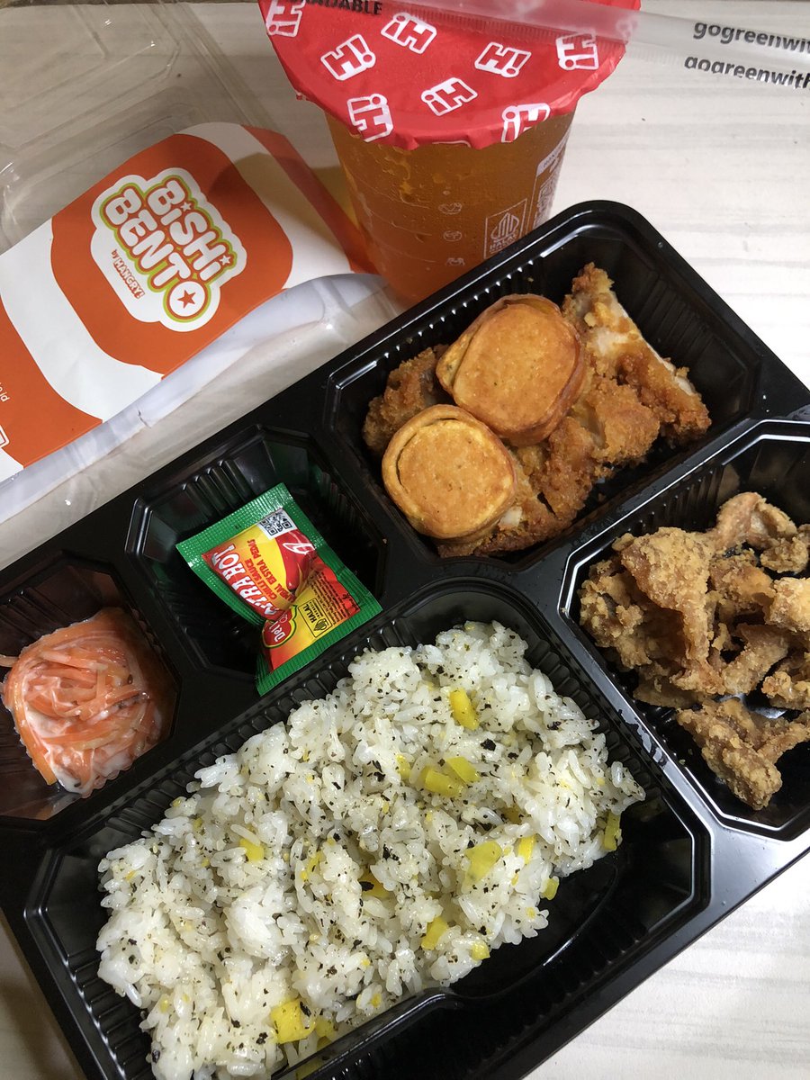 bsrhhhema's tweet photo. maff yahh ga fomo malmingan dulu, aku mo makan ajaa pake bishi bento apalagi ada nori rice kecintaan akuu 😋 https://t.co/OUktQ9e0WQ
