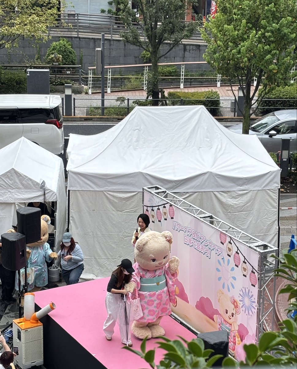 piyahz's tweet photo. ส่องน้องจากระเบียงห้างตรงชั้นสอง พอสิ้นเสียงพิธีกรน้องก็ค่อย ๆ เดินกันมา แล้วเสียงกรี๊ดต้อนรับดังมากกก🥹 ส่วนฉันก็นิ่งตะลึงไปพักนึงเหมือนน้ำตาจะไหล บ้าบอที่สุด🤣 ดีใจที่เห็นน้อง ๆ ที่นี่ ดีใจที่ทุกคนรักพวกเธอ🩷 

#butterbear #biancabear #butterbearbiancabearinjp https://t.co/gPUJh7kOab