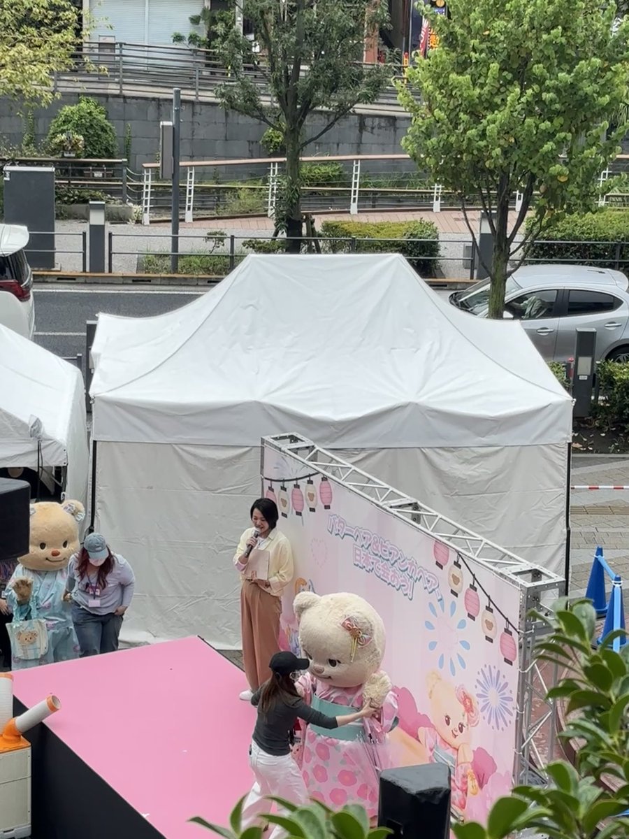 piyahz's tweet photo. ส่องน้องจากระเบียงห้างตรงชั้นสอง พอสิ้นเสียงพิธีกรน้องก็ค่อย ๆ เดินกันมา แล้วเสียงกรี๊ดต้อนรับดังมากกก🥹 ส่วนฉันก็นิ่งตะลึงไปพักนึงเหมือนน้ำตาจะไหล บ้าบอที่สุด🤣 ดีใจที่เห็นน้อง ๆ ที่นี่ ดีใจที่ทุกคนรักพวกเธอ🩷 

#butterbear #biancabear #butterbearbiancabearinjp https://t.co/gPUJh7kOab