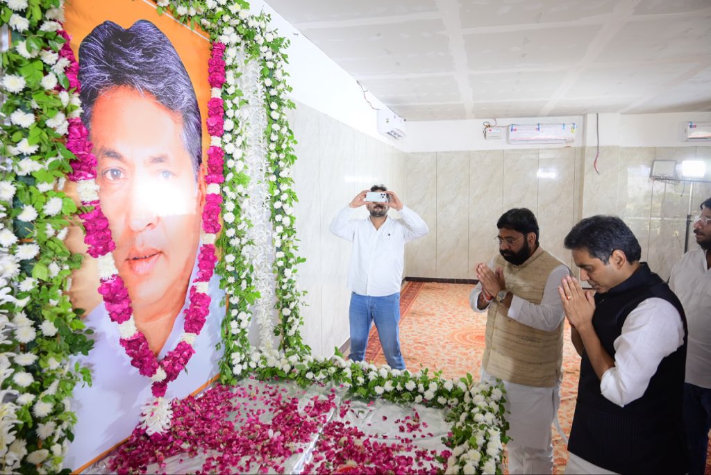 PankajSinghBJP's tweet photo. शिकारपुर से विधायक एवं उत्तर प्रदेश सरकार के पूर्व राज्यमंत्री स्वर्गीय श्री अनिल शर्मा जी के निधन पर उनके आवास पर उन्हें भावपूर्ण श्रद्धांजलि अर्पित की।

ईश्वर दिवंगत आत्मा को अपने श्रीचरणों में स्थान दें एवं शोकाकुल परिजनों को इस अपार दुःख को सहन करने की शक्ति प्रदान करें।

ॐ शांति।