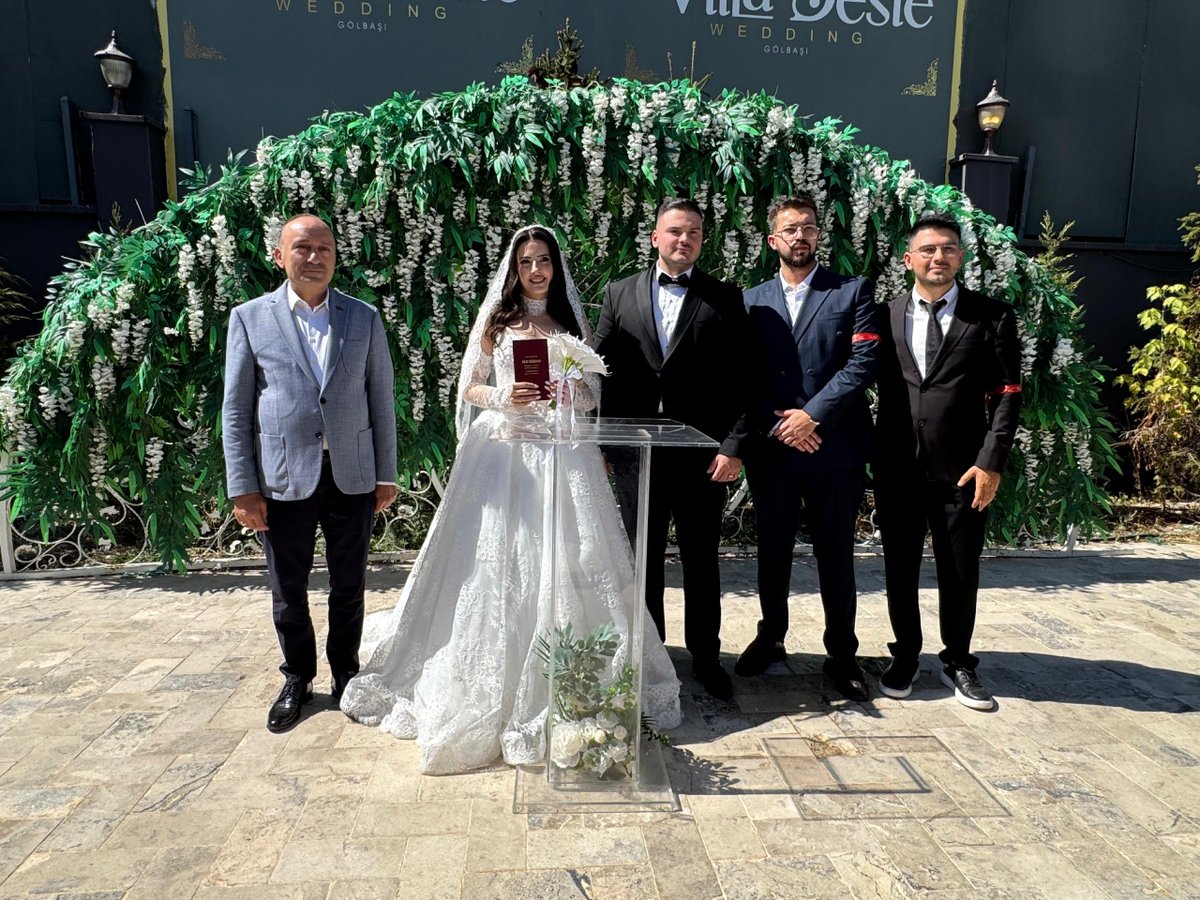 ozsagliksen's tweet photo. BAŞKAN SERT, GENEL MERKEZ ÇALIŞANIMIZIN MUTLULUĞUNA ŞAHİTLİK ETTİ

HAK-İŞ Genel Başkan Yardımcısı ve Genel Başkanımız Devlet Sert, Genel Merkez çalışanımız Ferhat Kavak’ın kızı Gamze ile Muhammet Emin Günsal’ın düğün merasimine katılarak genç çiftin mutlu günlerine ortak oldu.

⬇️
https://t.co/dSH8sQU1qT