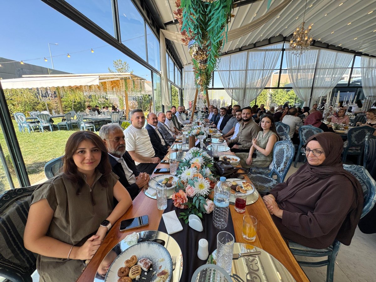 ozsagliksen's tweet photo. BAŞKAN SERT, GENEL MERKEZ ÇALIŞANIMIZIN MUTLULUĞUNA ŞAHİTLİK ETTİ

HAK-İŞ Genel Başkan Yardımcısı ve Genel Başkanımız Devlet Sert, Genel Merkez çalışanımız Ferhat Kavak’ın kızı Gamze ile Muhammet Emin Günsal’ın düğün merasimine katılarak genç çiftin mutlu günlerine ortak oldu.

⬇️
https://t.co/dSH8sQU1qT