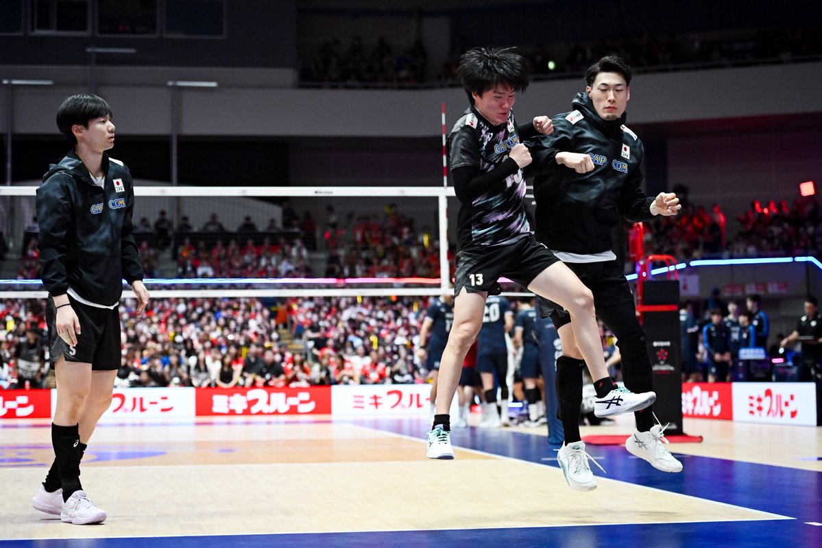 theanswerc2's tweet photo. バレーボール男子 #アジア選手権🏐

韓国戦では #大塚達宣 選手と #西本圭吾 選手に #小川智大 選手が体当たり挑戦🔥📸

写真：中戸川知世 @nakatogawachise

#買取大吉アジア男子バレーボール選手権大会福岡2026 https://t.co/FtQWJbOfYt