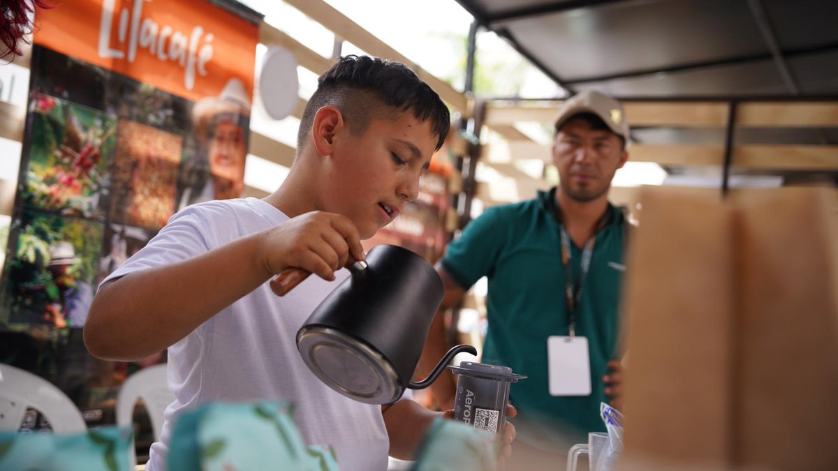 OscarBarretoTol's tweet photo. Qué bonito llegar a #Chaparral para sentir el cariño de nuestros amigos caficultores. Iniciamos el día de la mejor manera, con el obsequio de nuestra amiga Mery Duarte, de Anzoátegui, Tolima: Diverso Café, Blend Castillo-Caturro en proceso.

Este excelente café lo pueden encontrar en la Feria Internacional del Café Tolima Corazón Cafetero, en Chaparral.
