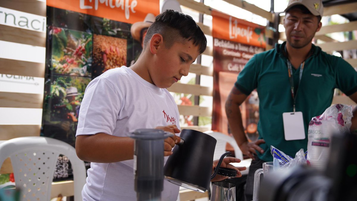 OscarBarretoTol's tweet photo. Qué bonito llegar a #Chaparral para sentir el cariño de nuestros amigos caficultores. Iniciamos el día de la mejor manera, con el obsequio de nuestra amiga Mery Duarte, de Anzoátegui, Tolima: Diverso Café, Blend Castillo-Caturro en proceso.

Este excelente café lo pueden encontrar en la Feria Internacional del Café Tolima Corazón Cafetero, en Chaparral.