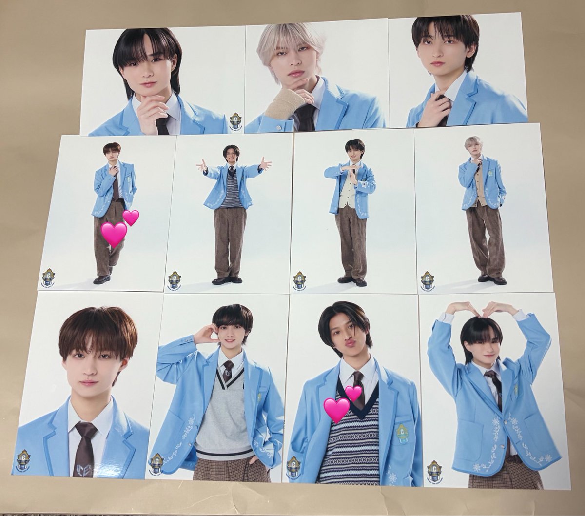 __qfeed_s2's tweet photo. @straykidschieko リプ失礼いたします。
ICEx盤大トレカの志賀所持しております。
同種竹野との交換可能でしょうか？

また、一つ前のツイートにもリプさせていただきましたが、当方が所持している1枚目のものと2枚目(お借りしました)の💕同士の交換もまとめて可能でしょうか？
ご検討ください。 https://t.co/JvEJgI50OR