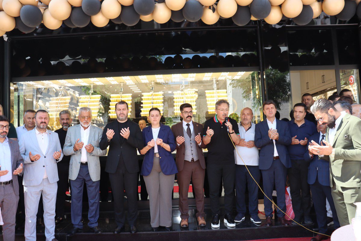 MHPTuzla__'s tweet photo. İlçe Yönetim Kurulu Üyelerimizle birlikte, Sn.Sedat ERKAN'ın Yayla Mahallesinde hizmete açtığı SEVGİN Kuyumculuk'un açılış programına katılım sağladık.

#MHPİstanbul
#MHPTuzla
#OnurESEN https://t.co/v8fz5h4dBy
