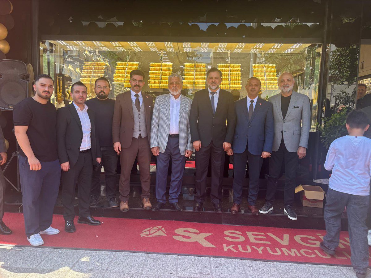 MHPTuzla__'s tweet photo. İlçe Yönetim Kurulu Üyelerimizle birlikte, Sn.Sedat ERKAN'ın Yayla Mahallesinde hizmete açtığı SEVGİN Kuyumculuk'un açılış programına katılım sağladık.

#MHPİstanbul
#MHPTuzla
#OnurESEN https://t.co/v8fz5h4dBy