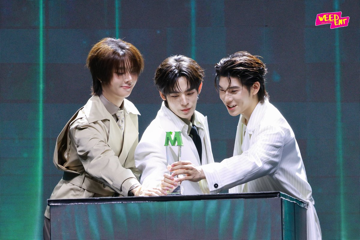 DECEMBER202612's tweet photo. Congratulations ซีรีส์เรื่อง #DuangWithYouSeries " รได้รับรางวัล รายการบันเทิงยอดเยี่ยมแห่งปีในงาน "MCHOICE & MINT AWARDS 2026" ✨
TTP AT MCHOICE 2026
#ตี๋ตี๋ป๋อมิ้นท์อวอร์ด2026
#twnpich #porsuppakarn #ottoo
#MchoiceMintAwards2026 https://t.co/GJwL5pHF4S