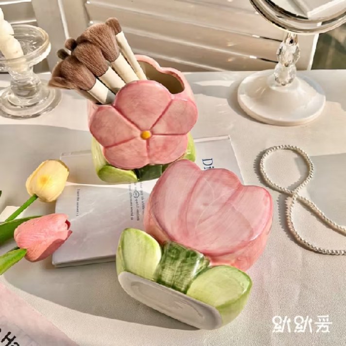 clynn__n's tweet photo. Bikin meja auto aesthetic bahannya keramik tebel &amp; serbaguna (bisa buat tempat pensil, brush makeup, atau vas bunga). Gemoy banget! 🌷✨

https://t.co/lUYYXH0UPH https://t.co/bc9Zs80DIw