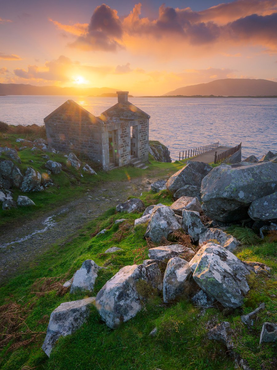DamianShields1's tweet photo. The old Craignish pier and waiting room #Craignish #Ardfern #Argyll #Scotland https://t.co/tuyf1t0MtZ https://t.co/wdDVTKKG3K