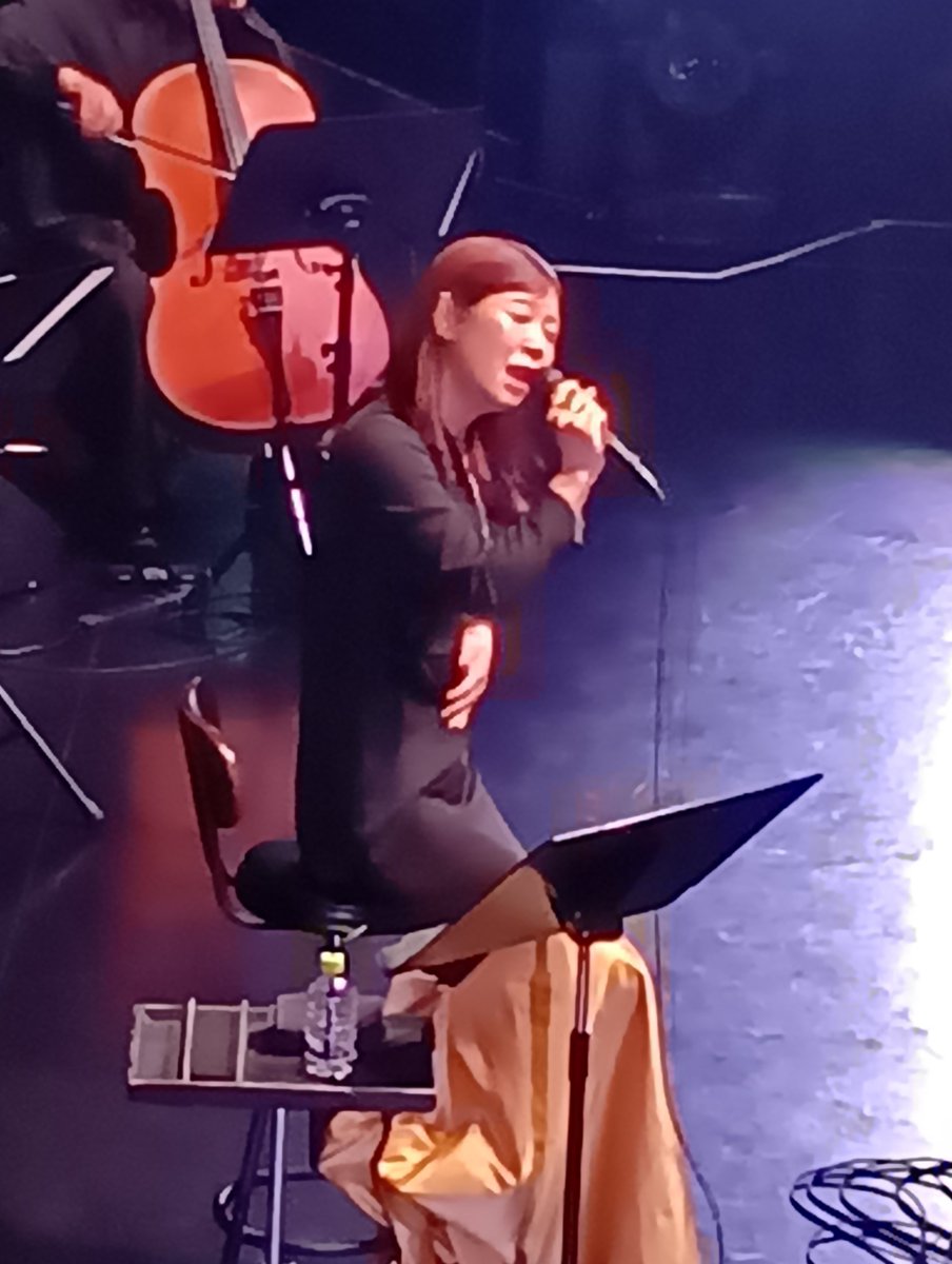 ka_edang_kumi's tweet photo. ビルボードライブ横浜
眉村ちあきさん
お誕生日当日ライブ

急遽の代打鑑賞だったので予習ができなかったのだけど、ストリングスバンドサウンドが素敵だった
オリジナルを聴いて違いを知りたい

ビルボードで全編写真&amp;動画撮影OKってすごくないですか

とても楽しかった
ビルボード東京でも観たいな https://t.co/hFrxdztzDa